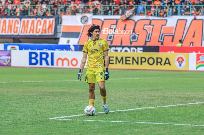 Kiper asing Arema FC, Julian Schwarzer, sedang berlaga dalam laga pekan kesembilan Liga 1 2023 di Stadion Patriot Candrabhaga, Bekasi, Jawa Barat, Minggu (20/8/2023).