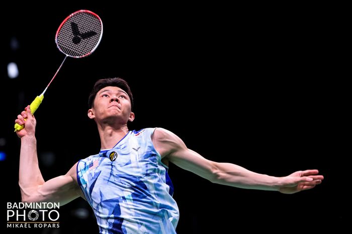 Aksi tunggal putra Malaysia, Lee Zii Jia, saat tampil melawan Jonatan Christie pada babak 64 besar Kejuaraan Dunia 2023, di Royal Arena, Kopenhagen, Denmark, Senin (21/8/2023).