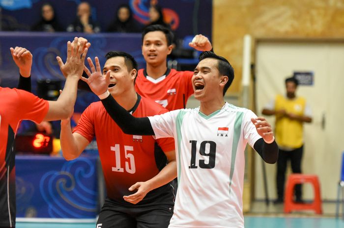 Para pebola voli timnas Indonesia merayakan kemenangan pada Kejuaraan Voli Asia 2023