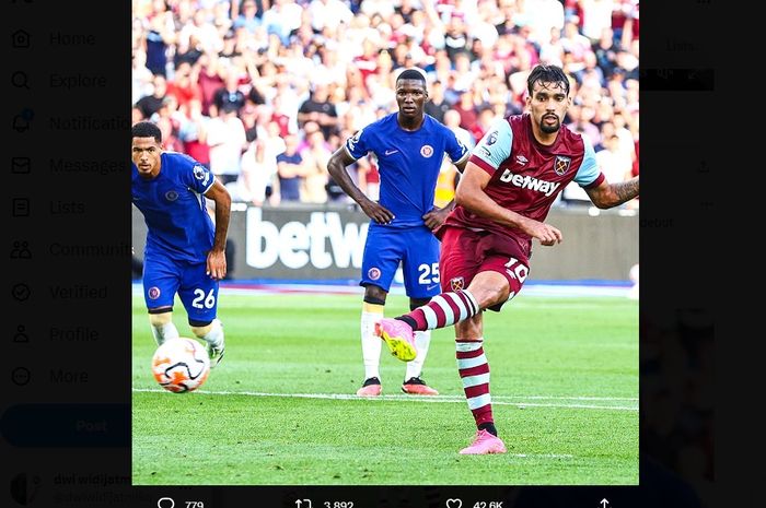 Moises Caicedo (25) menyaksikan Lucas Paqueta mencetak gol dari penalti akibat pelanggarannya dalam laga Chelsea melawan West Ham United, Minggu (20/8/2023) di London.