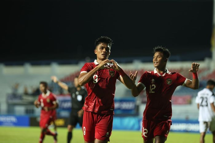 Ramadhan Sananta dan Abdul Rahman saat merayakan gol ke gawang Timor Leste untuk timnas U-23 Indonesia di Rayong Provincial Stadium, Minggu (20/8/2023).