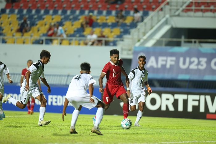 Aksi Jeam Kelly Sroyer saat timnas U-23 Indonesia taklukkan Timor Leste 1-0 pada  laga Piala AFF U-23 2023 di Rayong Provincial Stadium, Minggu (20/8/2023).