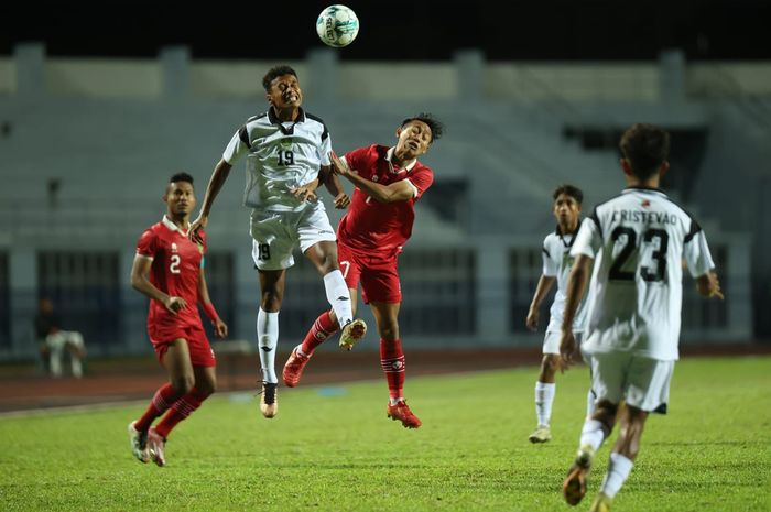 Perebutan bola antara pemain Timor Leste dan timnas U-23 Indonesia, Beckham Putra dalam laga di Rayong Provincial Stadium, Minggu (20/8/2023).