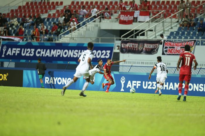 Aksi Frengky Missa saat timnas U-23 Indonesia menang tipis 1-0 atas Timor Leste di Rayong Provincial Stadium, Minggu (20/8/2023).
