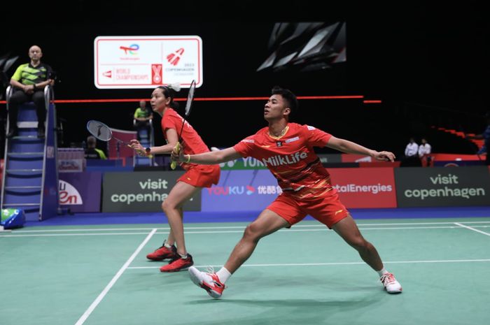 Ganda campuran Indonesia, Dejan Ferdinansyah/Gloria Emanuelle Widjaja, saat tampil di babak 64 besar Kejuaraan Dunia 2023, di Royal Arena, Kopenhagen, Denmark, Senin (21/8/2023).