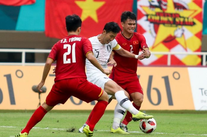 Bintang Korea Selatan Son Heung-min (tengah) diapit dua pemain Vietnam dalam semifinal Asian Games 2018. Korea menang 3-1 dan akhirnya juara.