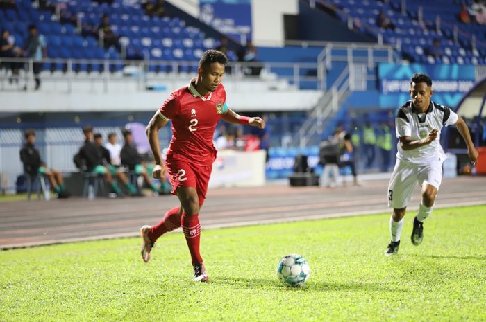 Kapten Timnas U-23 Indonesia, Bagas Kaffa, tengah menguasai bola dalam pertandingan melawan Timor Leste di Piala AFF U-23 2023.