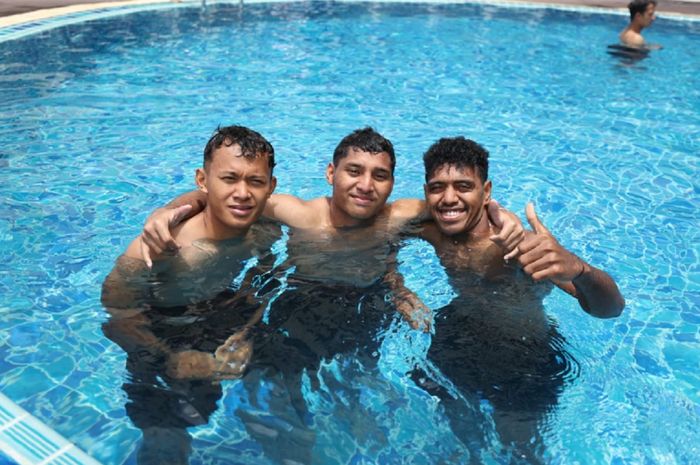 Tiga pemain Timnas U-23 Indonesia menyegarkan diri di kolam dalam persiapan menanti semifinal Piala AFF U-23 2023.