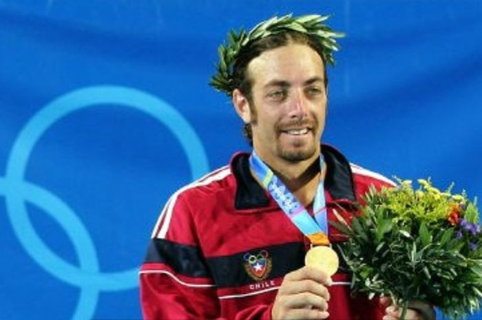 Nicolas Massu saat membuat sejarah meraih dua medali emas dari cabang tenis di Olimpiade 2004, 21-22 Agustus 2004.