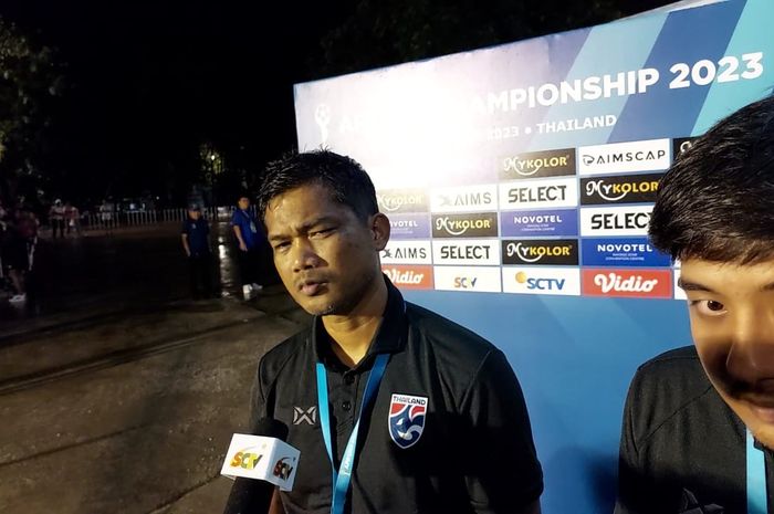 Pelatih timnas U-23 Thailand, Issara Sritaro usai lawan Kamboja di laga terakhir grup A Piala AFF U-23 2023.