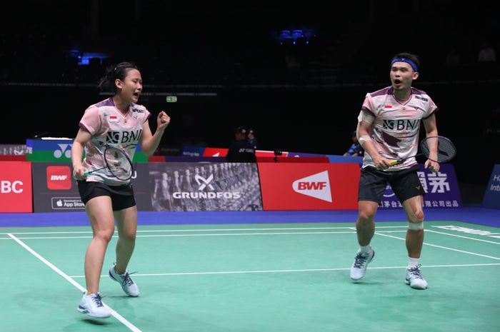 Pasangan ganda campuran Indonesia, Rinov Rivaldy/Pitha Haningtyas Mentari, pada babak pertama Kejuaraan Dunia 2023 di Royal Arena, Kopenhagen, Denmark, Selasa (22/8/2023).