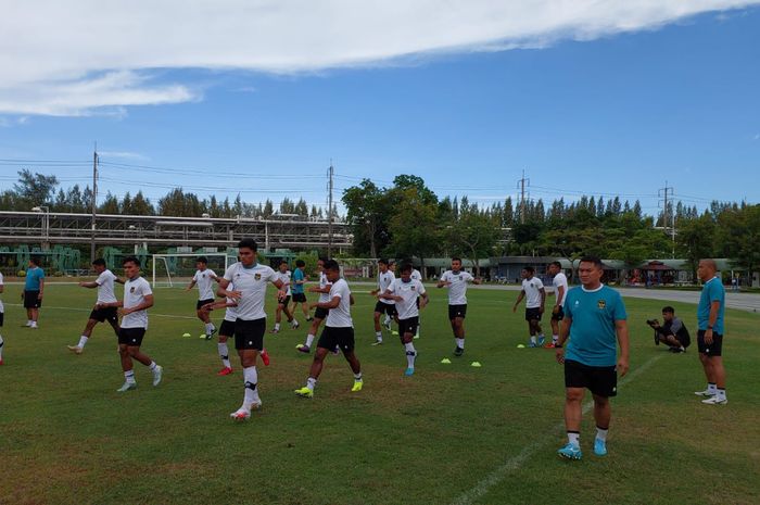 Timnas U-23 Indonesia berlatih di Lapangan IRPC Technology College, pada Selasa (22/8/2023).