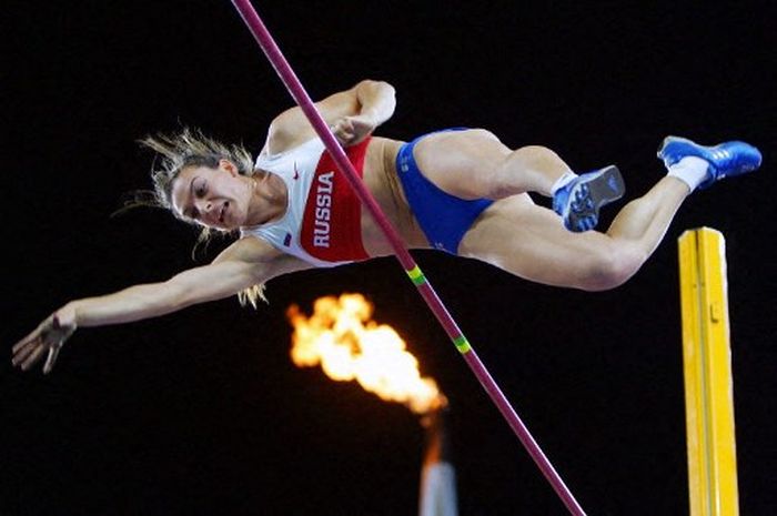 Yelena Isinbayeva memecahkan rekor dunia di nomor lompat tinggi galah pada gelaran Olimpiade 2004, 24 Agustus 2004.