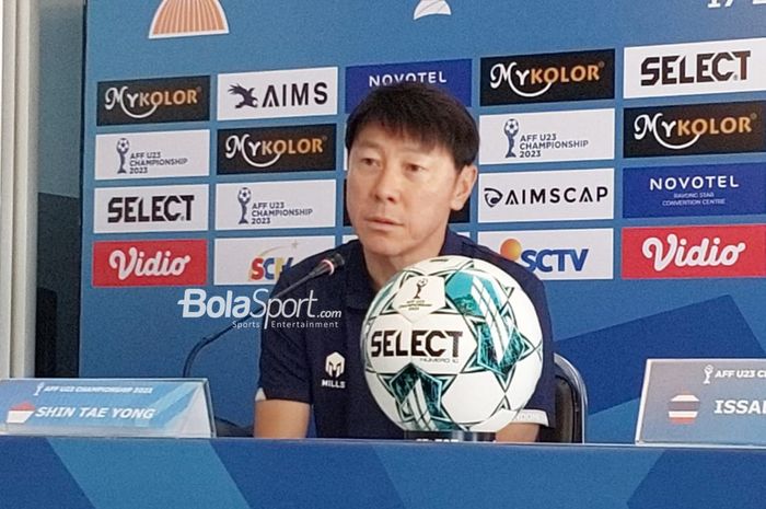 Pelatih timnas U-23 Indonesia, Shin Tae-yong, saat konferensi pers di Piala AFF U-23 2023.