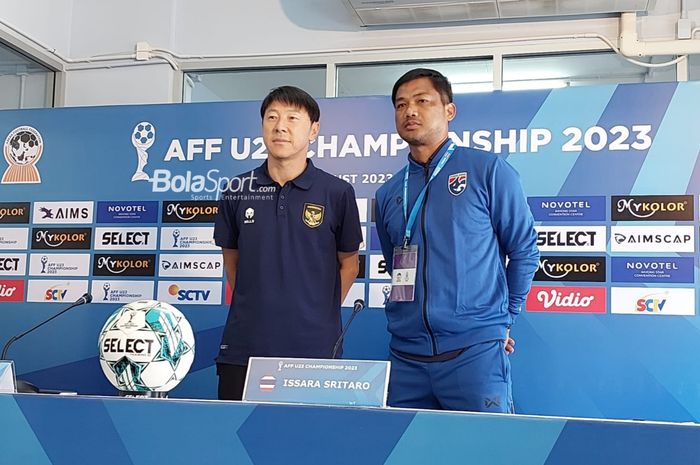 Pelatih timnas U-23 Indonesia, Shin Tae-yong dan pelatih timnas U-23 Thailand, Issara Sritaro, pada konferensi pers jelang laga semifinal Piala AFF U-23 2023 di Rayong Provincial Stadium, Rabu (23/8/2023).
