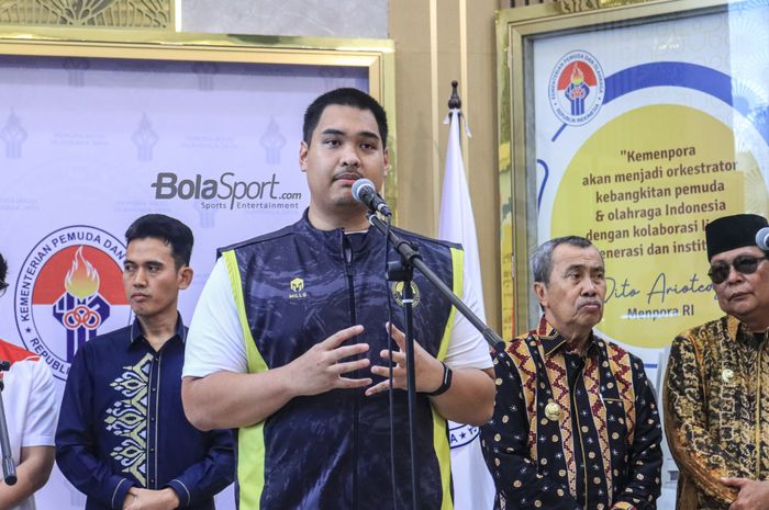 Menteri Pemuda dan Olahraga Republik Indonesia, Dito Ariotedjo, sedang memberikan keteragan kepada awak media di Media Center Kantor Kemenpora, Senayan, Jakarta, Rabu (23/8/2023).