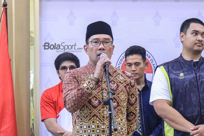 Gubernur Jawa Barat, Ridwan Kamil, sedang memberikan keteragan kepada awak media di Media Center Kantor Kemenpora, Senayan, Jakarta, Rabu (23/8/2023).