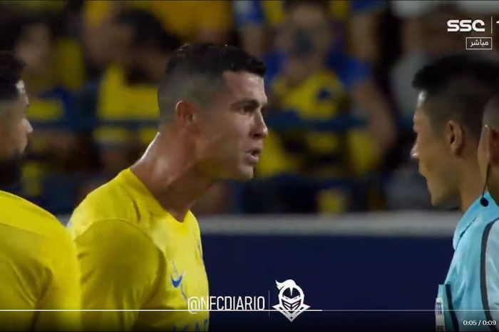 Cristiano Ronaldo tampak marah-marah kepada wasit asal Tiongkok, Fu Ming, dalam laga Al Nassr vs Shabab Al Ahli.