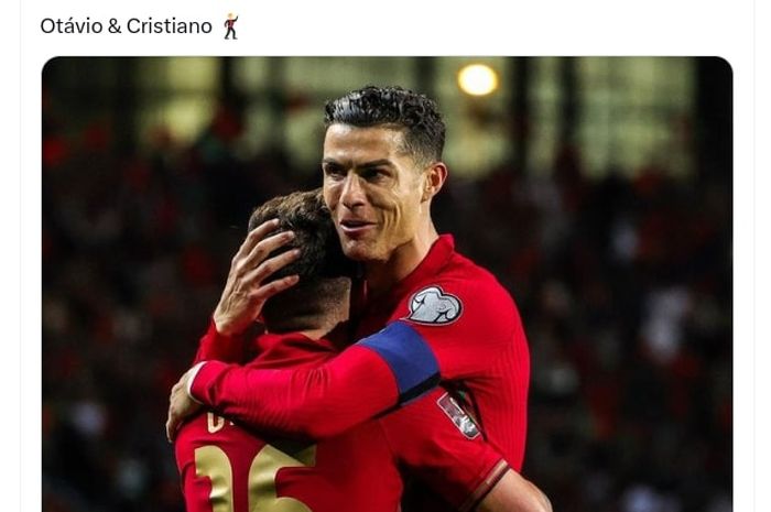 Cristiano Ronaldo memeluk Otavio Monteiro saat membela timnas Portugal. Otavio menjadi pengikut teranyar CR7 untuk gabung ke Al Nassr di bursa transfer musim panas 2023.