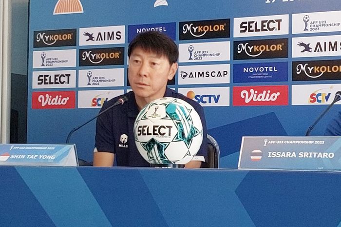 Pelatih timnas U-23 Indonesia, Shin Tae-yong di konferensi pers jelang laga semifinal Piala AFF U-23 2023 melawan Thailand di Rayong Provincial Stadium, Rabu (23/8/2023).