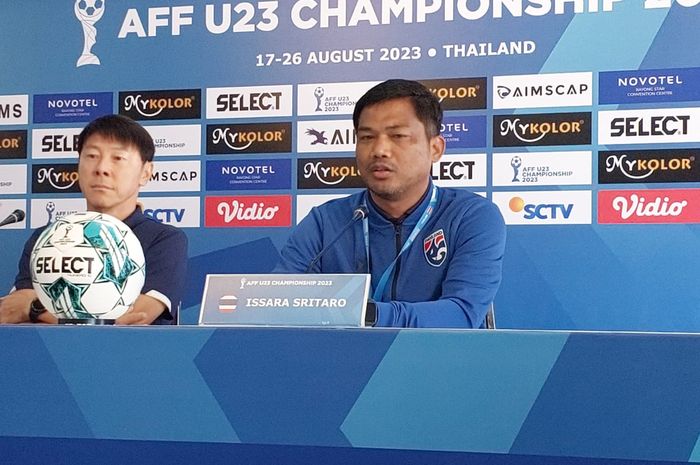 Pelatih timnas U-23 Indonesia, Shin Tae-yong dan pelatih Thailand Issara Sritaro di konferensi pers jelang laga semifinal Piala AFF U-23 2023 di Rayong Provincial Stadium, Rabu (23/8/2023).