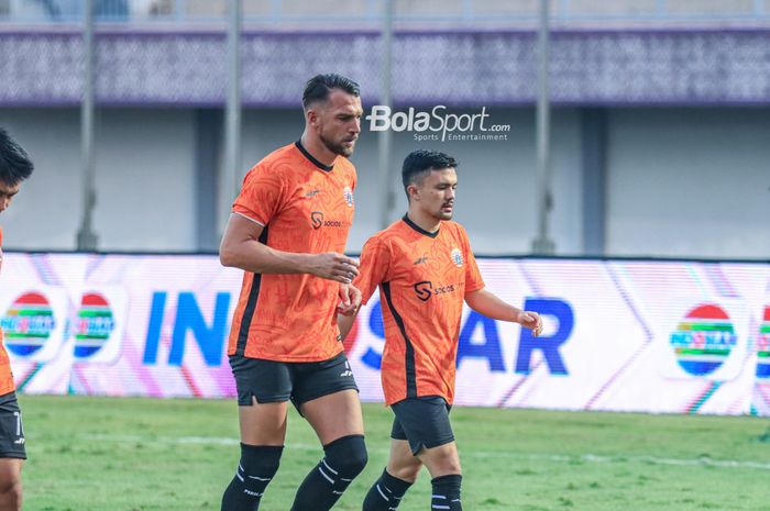 Marko Simic (kiri) dan Oliver Bias (kanan) sedang mengikuti sesi latihan Persija Jakarta di Stadion Indomilk Arena, Tangerang, Banten, Kamis (24/8/2023).