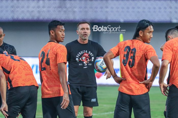 Pelatih Persija Jakarta, Thomas Doll, sedang memantau para pemainnya berlatih di Stadion Indomilk Arena, Tangerang, Banten, Kamis (24/8/2023).