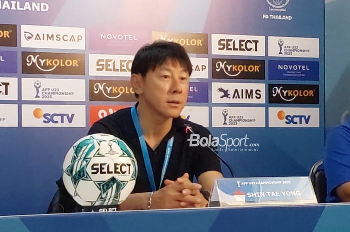 Pelatih timnas U-23 Indonesia, Shin Tae-yong, sedang memberikan keterangan dalam sesi jumpa pers di Rayong Provincial Stadium, Thailand pada Kamis (24/8/2023).