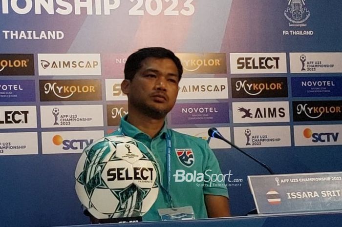 Pelatih timnas U-23 Thailand, Issara Sritaro, sedang memberikan keterangan dalam sesi jumpa pers di Rayong Provincial Stadium, Thailand pada Kamis (24/8/2023).