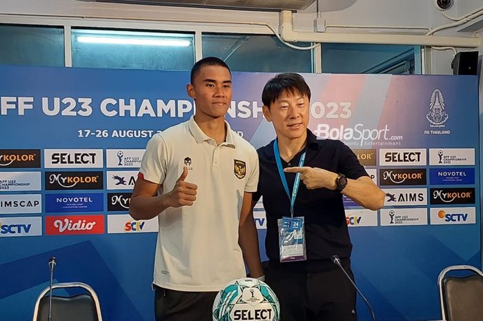 Pelatih timnas U-23 Indonesia, Shin Tae-yong (kanan), sedang berfoto dengan pemainnya bernama Muhammad Ferarri (kiri) di Rayong Provincial Stadium, Thailand pada Kamis (24/8/2023).