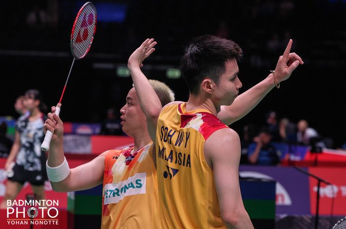 Pasangan ganda putra juara dunia, Aaron Chia/Soh Wooi Yik (Malaysia) berselebrasi usai memenangi babak 32 besar Kejuaraan Dunia 2023, di Royal Arena, Kopenhagen, Denmark, Rabu (23/8/2023).