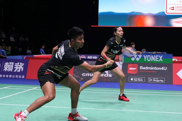 Pasangan ganda campuran Indonesia, Dejan Ferdinansyah/Gloria Emanuelle Widjaja, pada babak 16 besar Kejuaraan Dunia 2023 di Royal Arena, Kopenhagen, Denmark, Kamis (24/8/2023).