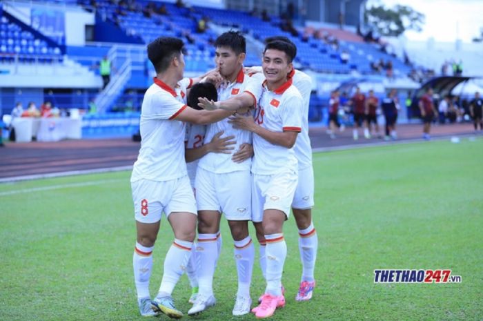 Gelandang Timnas U-23 Vietnam Dinh Xuan Tien (tengah) selebrasi dengan rekan-rekannya seusai membobol gawang Malaysia dalam semifinal Piala AFF U-23 2023 di Rayong, Thailand, Kamis (24/8/2023).