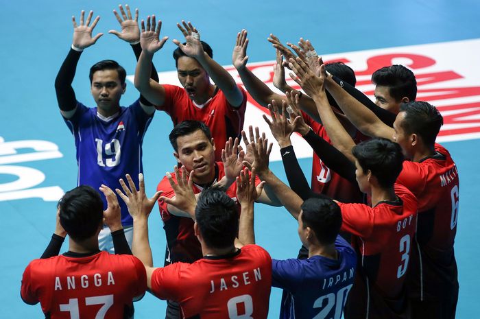 Ritual para pemain timnas voli putra Indonesia menjelang laga 12 besar Kejuaraan Voli Asia 2023 di Ghadir Arena, Kamis (23/8/2023)