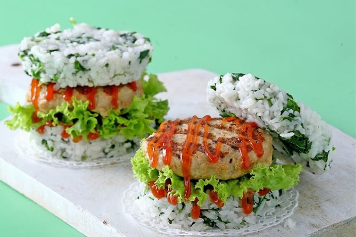 Hidangan burger nasi ayam