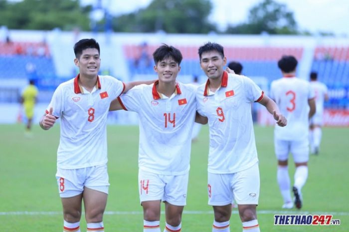 Striker Timnas U-23 Vietnam Nguyen Quoc Viet (tengah) mencetak gol kedua setelah Dinh Xuan Tien (kanan) ke gawang Malaysia dalam semifinal Piala AFF U-23 2023 di Rayong, Thailand, Kamis (24/8/2023).