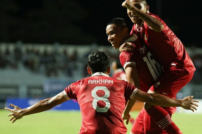 Tiga pemain Timnas U-23 Indonesia selebrasi berkat kemenangan meyakinkan atas tuan rumah Thailand dalam semifinal Piala AFF U-23 2023 di Rayong, Thailand, Kamis (24/8/2023) malam.