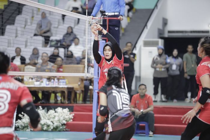 Pebola voli putri nasional, Wilda Siti Nurfadhilah, pada babak delapan besar Piala Kapolri 2023  di GOR Pangsuma Pontianak, Rabu (23/8/2023).