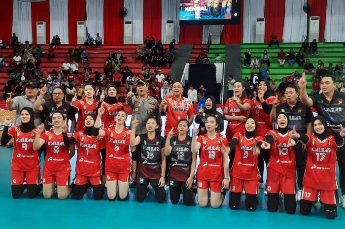 Tim voli putri Kalbar berpose jelang perebutan tempat semifinal Piala Kapolri 2023 di Pontianak, Kalimantan Barat.