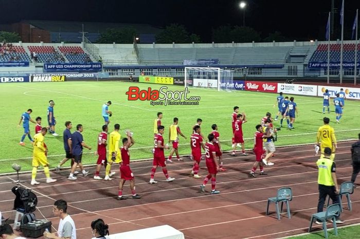 Skuat timnas U-23 Indonesia sedang menghampiri suporter setelah meraih kemenangan pada semifinal Piala AFF U-23 2023 di Rayong Provincial Stadium, Thailand pada Kamis (24/8/2023).