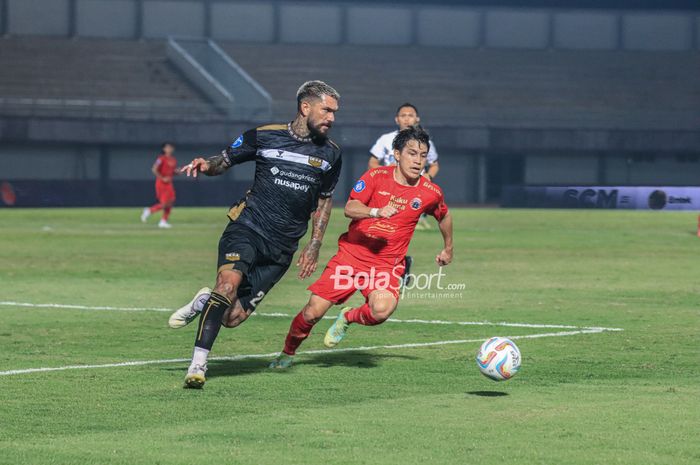 Dimitrios Kolovos (kiri) sedang berebut bola dengan Ryo Matsumura (kanan) saat berlaga dalam laga pekan ke-10 Liga 1 2023 antara Dewa United FC versus Persija Jakarta di Stadion Indomilk Arena, Tangerang, Banten, Jumat (25/8/2023).