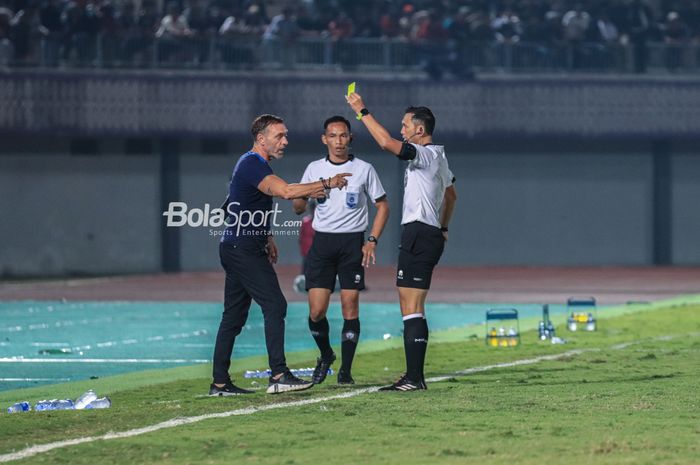 Pelatih Persija Jakarta, Thomas Doll, mendapatkan kartu kuning dalam laga pekan ke-10 Liga 1 2023 antara Dewa United FC versus Persija Jakarta di Stadion Indomilk Arena, Tangerang, Banten, Jumat (25/8/2023).