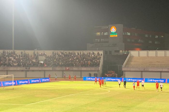 Skuad Persija Jakarta langsung menghampiri suporter klub berjulukan Macan Kemayoran yang hadir usai takluk 2-0 dari Dewa United dalam pekan ke-10 Liga 1 2023-2024 di Indomilk Arena, Tangerang, Jumat (25/8/2023).