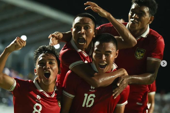Para pemain Timnas U-23 Indonesia selebrasi lolos ke final seusai melumat tuan rumah Thailand dalam semifinal Piala AFF U-23 2023 di Rayong, Thailand, Kamis (24/8/2023) malam.