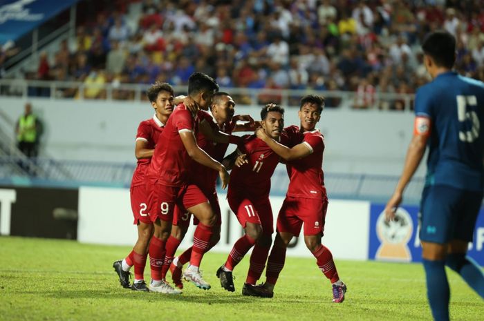 Skuad Timnas U-23 Indonesia tengah berselebrasi usai Jeam Kelly Sroyer mencetak gol ke gawang Thailand.
