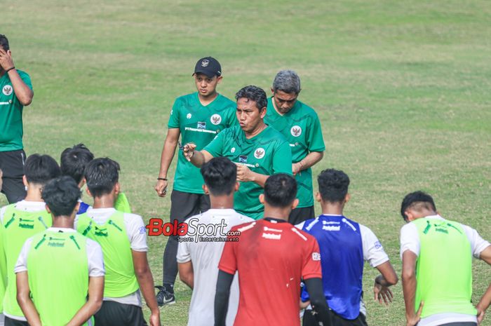 Pelatih timnas U-17 Indonesia, Bima Sakti (tengah), sedang memberikan intruksi kepada para pemainnya saat berlatih di Lapangan A, Senayan, Jakarta, Sabtu (26/8/2023).