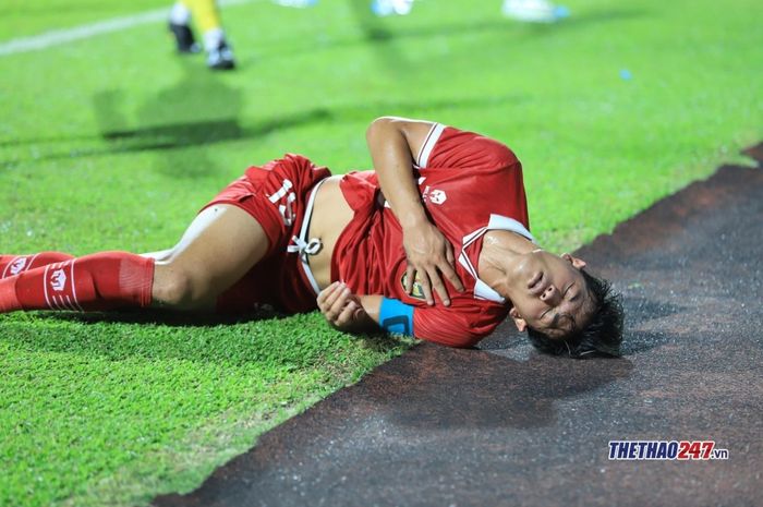 Pemain Timnas U-23 Indonesia, Alfeandra Dewangga, tergeletak di lapangan saat tampil di Piala AFF U-23 2023.