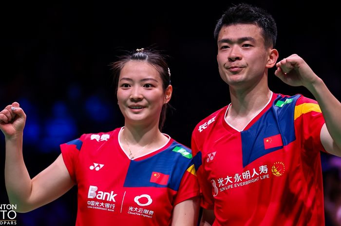 Ganda campuran, Huang Ya Qiong dan Zheng Si Wei, merayakan kemenangan mereka saat perempat final Kejuaraan Dunia 2023 di Royal Arena, Kopenhagen, Denmark, 25 Agustus 2023.