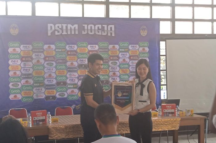 Direktur Utama PSIM Yogyakarta, Yuliana Tasno (kanan) dan Direktur Komersial dan Sponsorship PSIM, Jonathan Tugiono