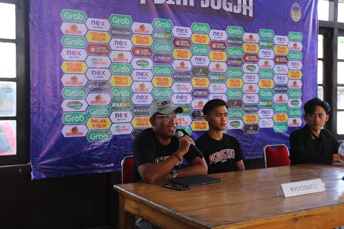 Pelatih Persekat Tegal, Miftahudin Mukson saat konferensi pers jelang laga uji coba lawan PSIM